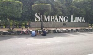 beberapa orang tampak beraktivitas di kawasan simpanglima minggu 3152020