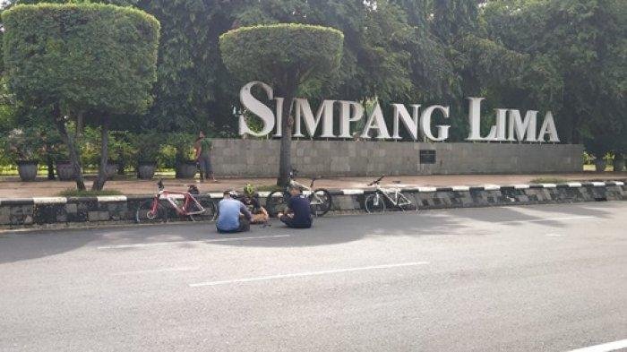 beberapa orang tampak beraktivitas di kawasan simpanglima minggu 3152020