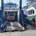 cuaca buruk selat bali truk di dalam kapal penyeberangan roboh 2 thumbnail 240
