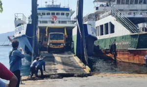cuaca buruk selat bali truk di dalam kapal penyeberangan roboh 2 thumbnail 240