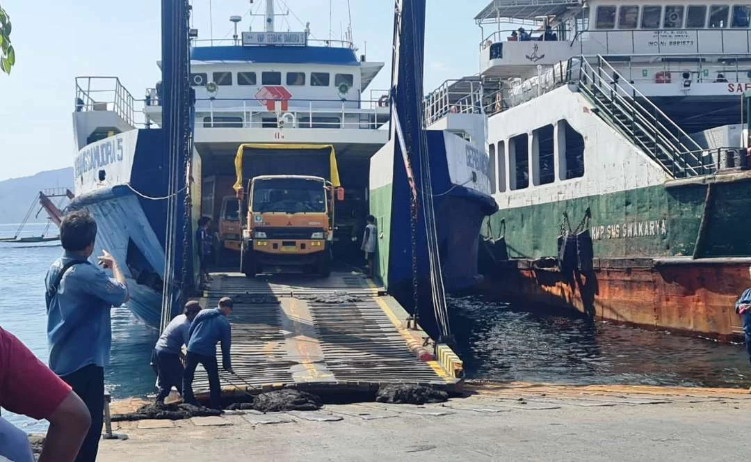 cuaca buruk selat bali truk di dalam kapal penyeberangan roboh 2 thumbnail 240