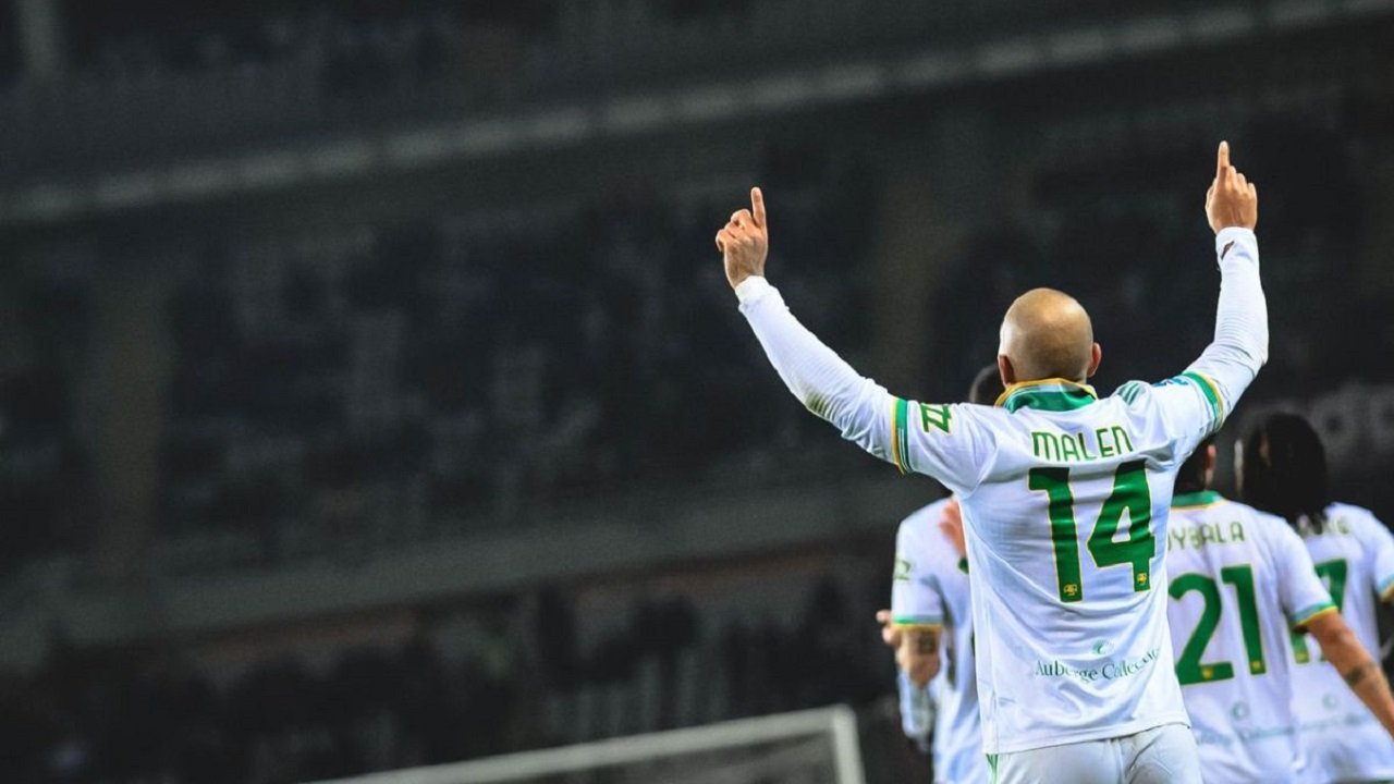 langsung cetak gol di roma donyell malen langsung jadi sorotan