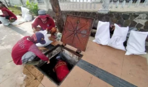 pemkot surabaya sebut sampah hingga saluran air penyebab banjir thumbnail 751