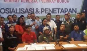 Lebih dari 105 federasi dan tujuh konfederasi serikat buruh