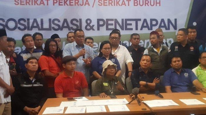 Lebih dari 105 federasi dan tujuh konfederasi serikat buruh