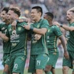 Pemain Persebaya Surabaya saat merayakan gol di Liga 1 20232024 ss 1