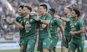 Pemain Persebaya Surabaya saat merayakan gol di Liga 1 20232024 ss 1