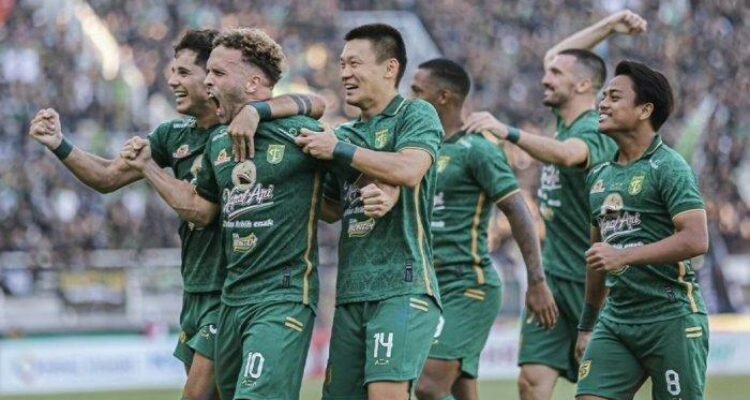 Pemain Persebaya Surabaya saat merayakan gol di Liga 1 20232024 ss 1
