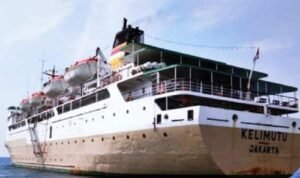 kapal pelni KM Kelomutu dari Kumai ke Semarang