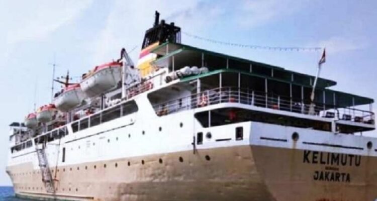 kapal pelni KM Kelomutu dari Kumai ke Semarang