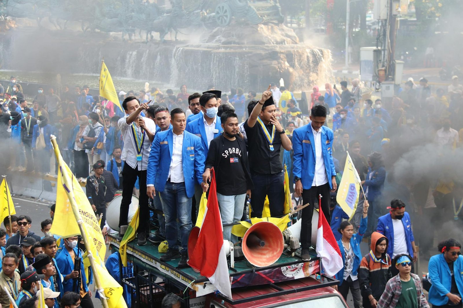 Pemandangan aksi protes mahasiswa mengenai pendidikan politik di Indonesia